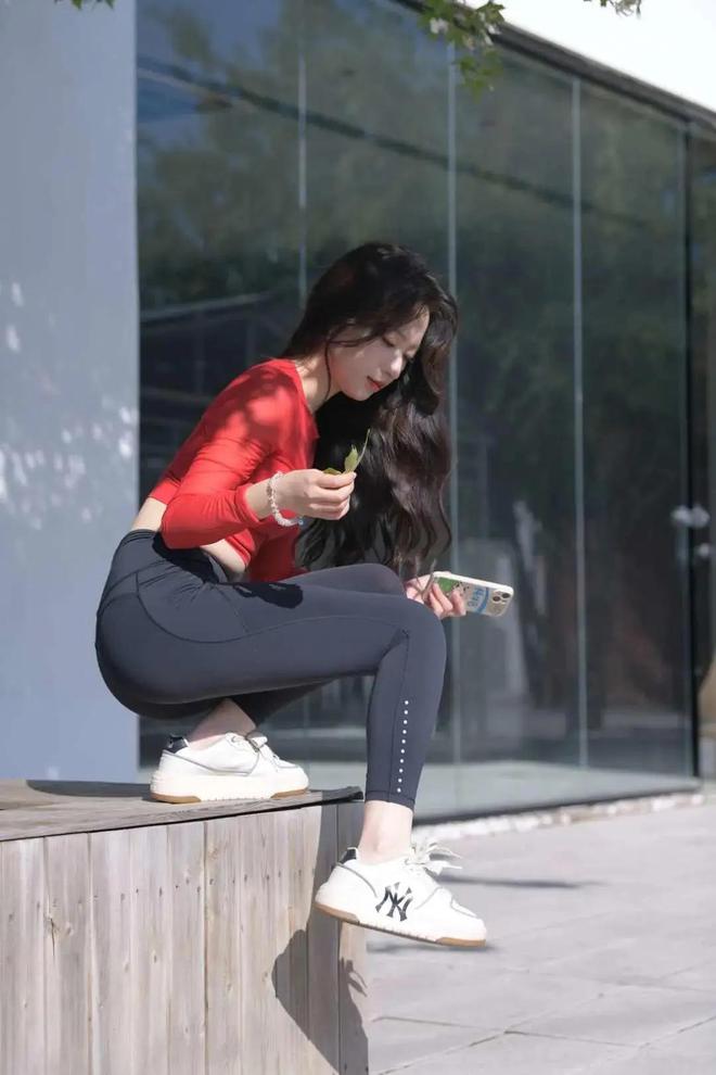 瀑腰臀绝杀美学正当时pg电子平台青丝垂