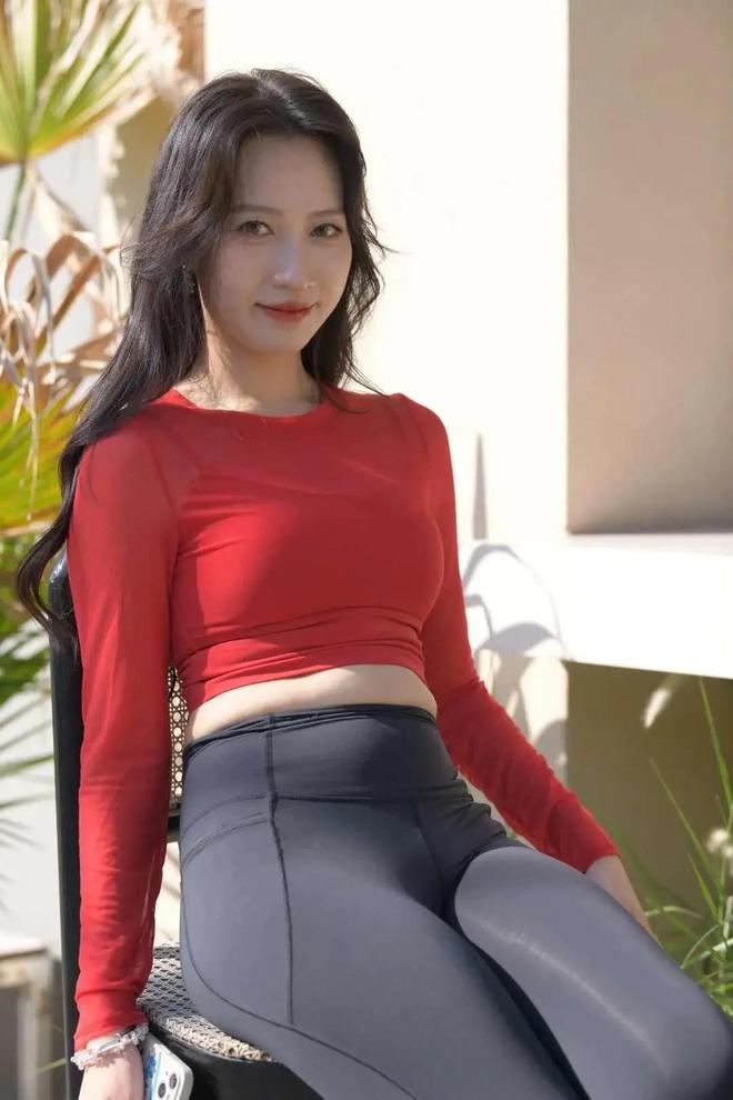 瀑腰臀绝杀美学正当时pg电子平台青丝垂(图3)