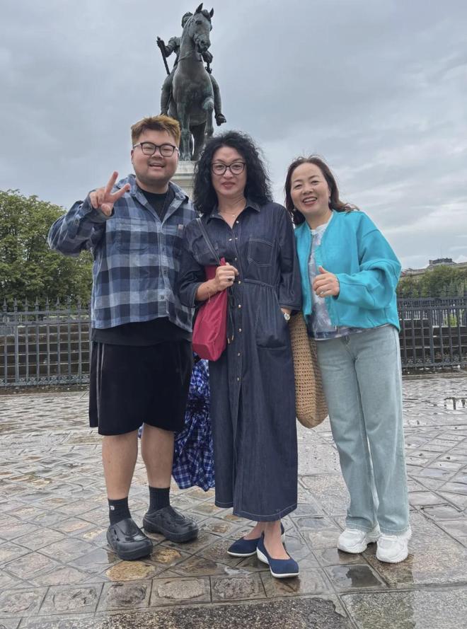 毛卷配牛仔裙美到认不出网友却吵翻电子pg游戏金星巴黎逛街被拍！羊(图3)