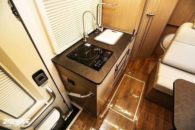 景·蓝鲸览拓者四驱房车安全舒适闯天涯pg模拟器一家三口惬意之选！长安峰(图8)