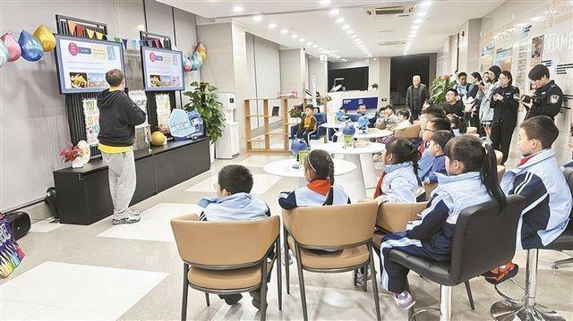 “下班来20分钟就搞定”市民群众点赞厦门出入境“夜办专场”(图2)